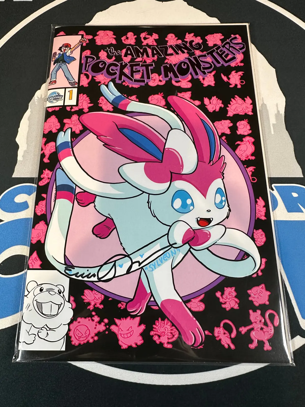 Fame: Satoshi Tajiri "Amazing Pocket Monster" Matt Waite Sylveon Var Signed Erica Schroederva (Eevee Voice Actress) 1